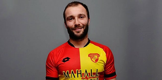 1986 doğumlu futbolcunun profesyonel futbol hayatı 2005'te Belçika'nın KSK Beveren takımında başladı.