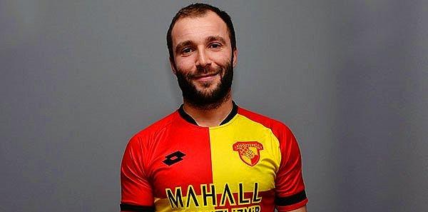 1986 doğumlu futbolcunun profesyonel futbol hayatı 2005'te Belçika'nın KSK Beveren takımında başladı.