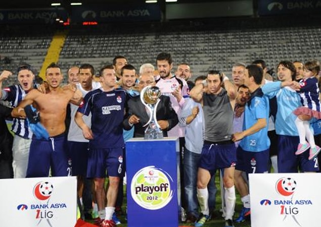 Yani 2011-12 sezonunda Murat Akın yine 1. Lig'de mücadele etti. O sezon Kasımpaşa tekrar play-off'lara katıldı ve yeniden Süper Lig'e yükseldi.
