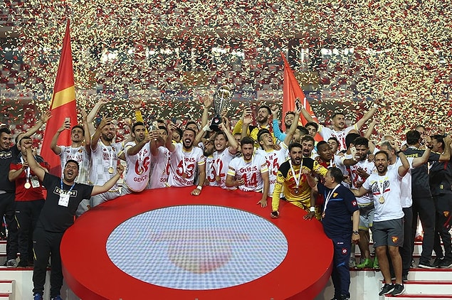 Göztepe 14 yıl sonra Süper Lig'e çıktı. Murat Akın ise 8. kez formasını giydiği bir takımı Süper Lig'e çıkardı.