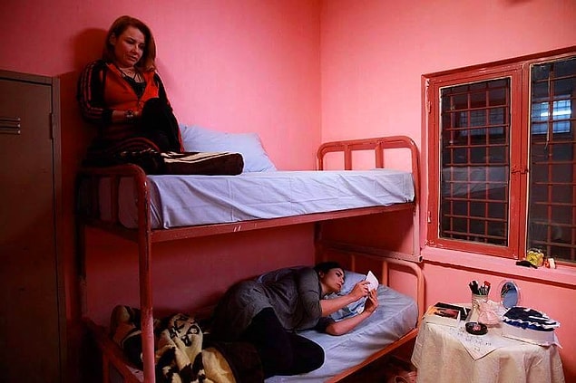 Bu sırada şarkılar yazdı; bir bölüm dizide dahi oynadı.