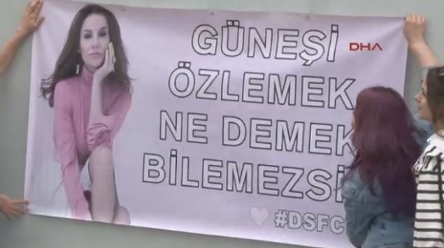 İşte böyle... Deniz Seki bugün bedelini tamamen ödemiş oldu ve cezaevinden salınıyor! Hayranları onu kapıda bekliyor.