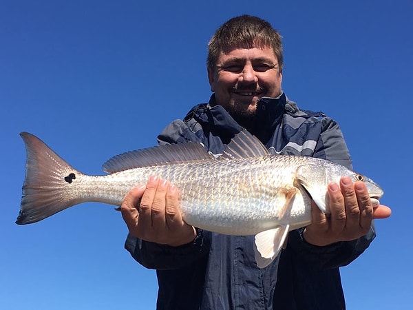 6. На поиски охотника были отправлены спасатели, район был обследован следопытами и дайверами.