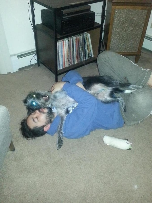 10. Когда бойфренд хочет немного обнимашек, а вы хотите, чтобы он поскорее отстал