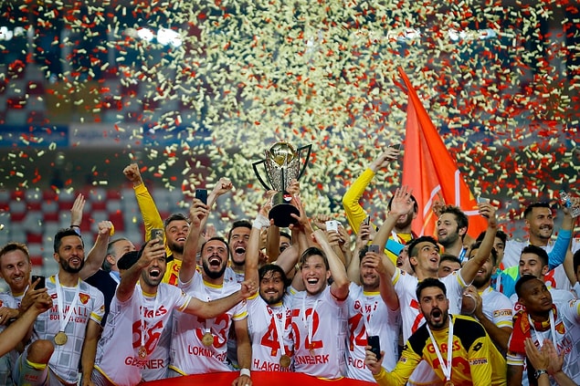 Türkiye'nin köklü kulüplerinden Göztepe, play-off finalinde Eskişehirspor'u yenerek 14 yıl aradan sonra yeniden Süper Lig'e yükseldi.