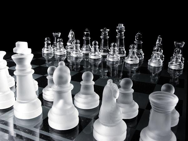 Yapılan bir araştırmaya göre, satranç oynayanlar ve oynamayanlar karşılaştırıldığında oynayanların ortalama olarak daha üstün bilişsel yetenek sergiledikleri tespit edilmiştir.