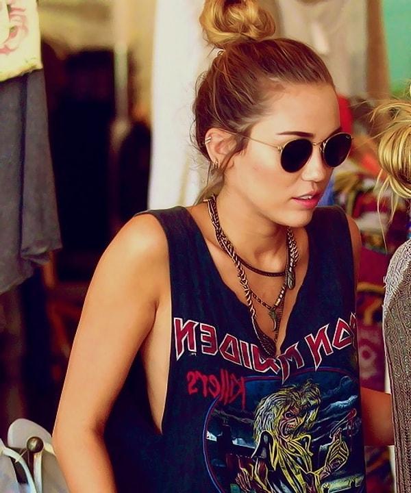 4. Bu yazın asi güzeli olmaya hazır mısın? Küçük bir topuz, güneş gözlüğü ve yırtık bir t-shirt; ne farkın var Miley Cyrus’tan!