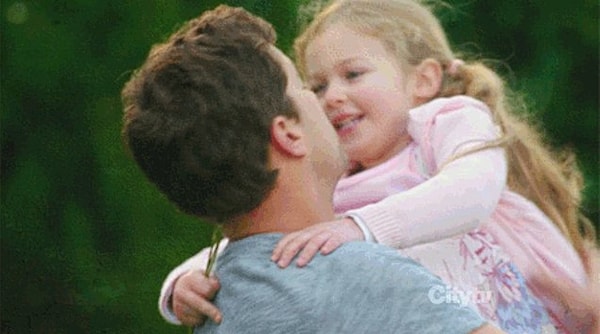 1. Держа папу за руку, вы чувствуете, что вместе с ним вам ничего не страшно.