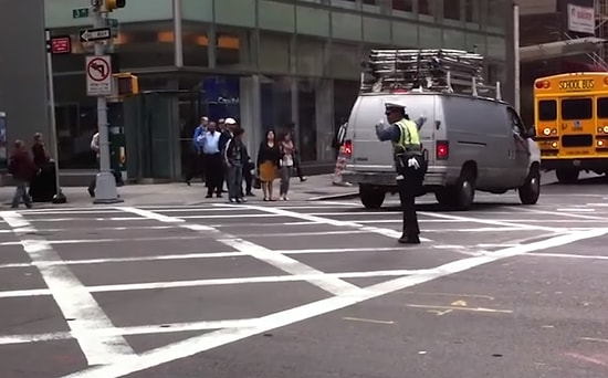 İş Stresini En Güzel Şekilde Atmaya Çalışan Polislerden Dans Görüntüleri