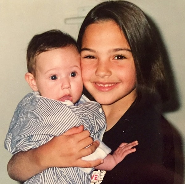 1. Галь Гадот родилась 30 апреля 1985 года в Израиле. Ее мать была учителем, а отец инженером