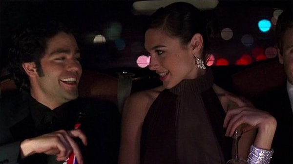 11. В 2009 году Гадот появилась в эпизоде сериала «Красавцы»