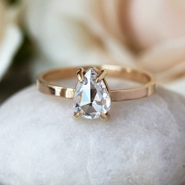 Кольцо с изумрудом грушевидной формы