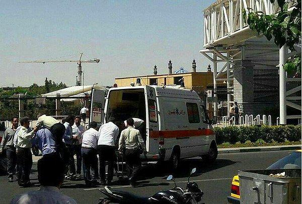 Sabah saatlerinde İran'ın yarı resmi haber ajansları Fars ve Mehr, İran Parlamentosu'nda silah sesleri duyulduğunu açıkladı.