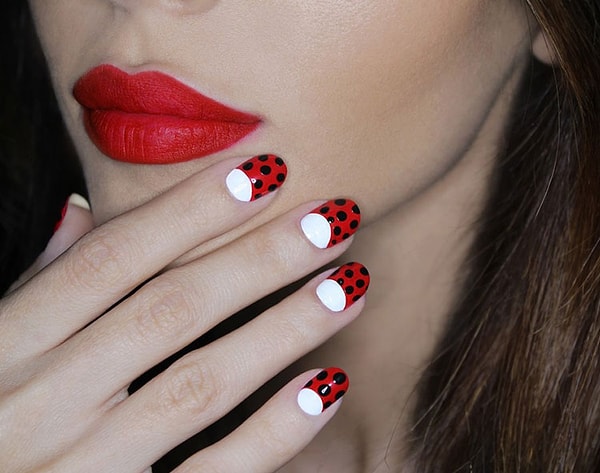 1. Красная помада в Древней Греции считалась отличительным знаком проституток.