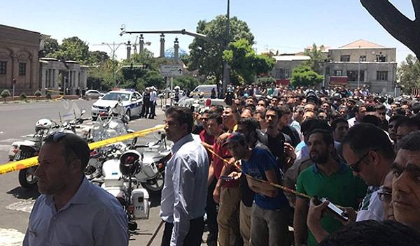 İran İçişleri Bakanlığı'ndan yapılan açıklamaya göre teröristler kadın kılığında meclisin ana kapısından içeri girdi.