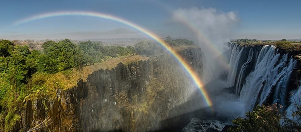 15. Именно здесь находится самый большой водопад в мире - Виктория