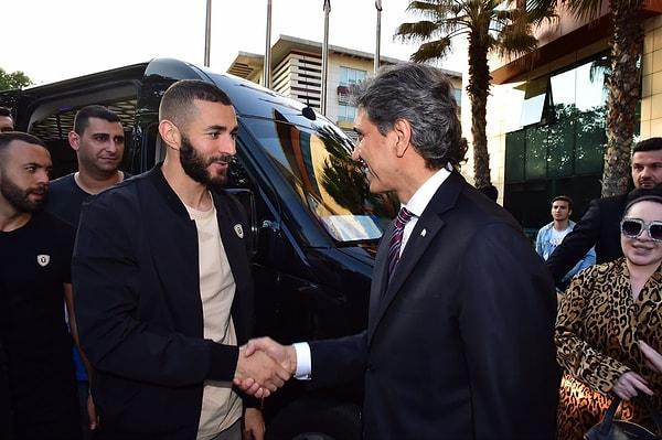 İftar programı için Fatih’e gelen Cezayir asıllı Fransız futbolcu önce Fatih Belediyesine gelerek Fatih Belediye Başkanını makamında ziyaret etti.