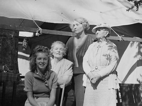 4. Подросток Норма Джин Мортенсон в гостях у своей тети Анны, Калифорния, 1938 год