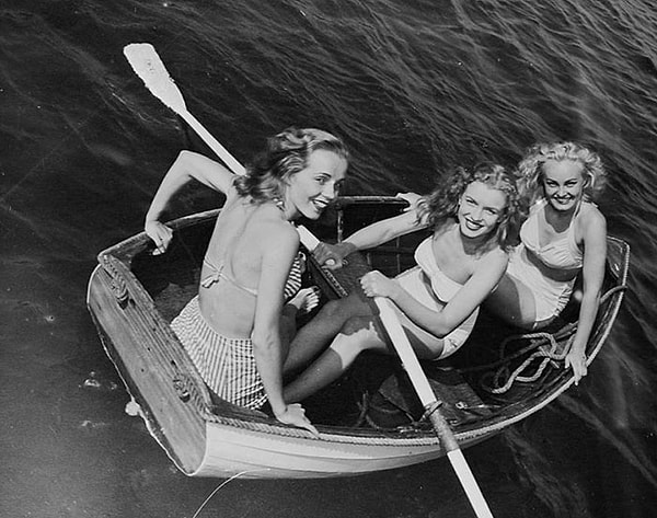 7. Норма с подругами в лодке, Калифорния, 1941 год