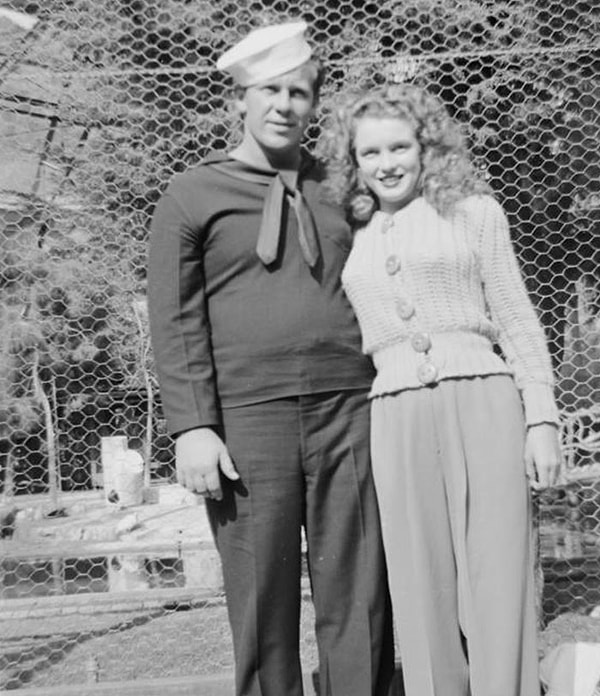 15. Норма Джин Мортенсон с мужем Джеймсом Догерти