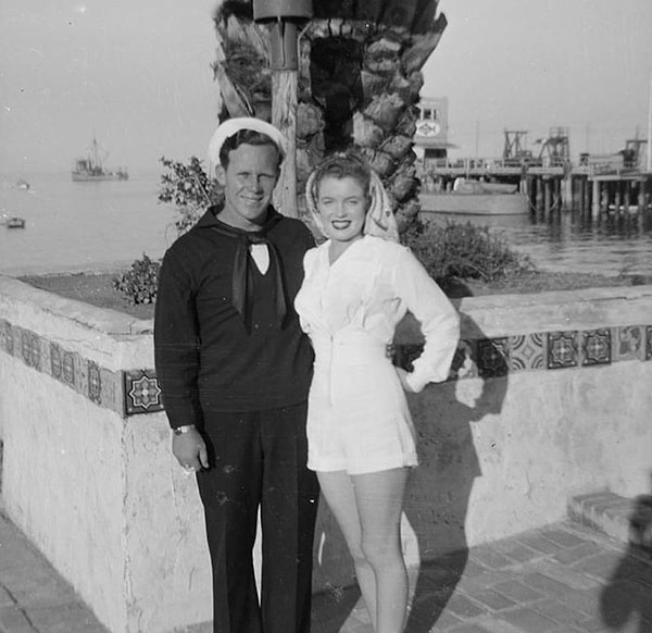 16. Моряк Джеймс Догерти стоит с женой возле учебного лагеря