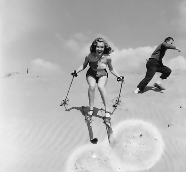 27. Катание на лыжах по песчаной дюне для фотосессии