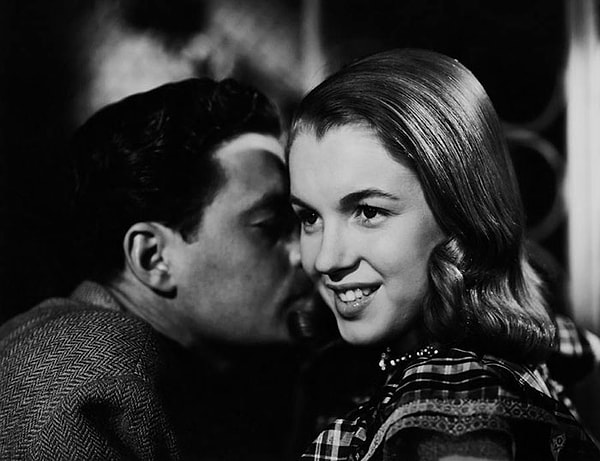 28. Норма Джин Догерти начинает работу моделью в рекламных роликах о продуктах по уходу за волосами