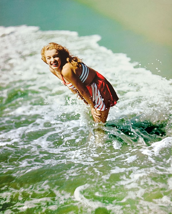 44. Норма Джин в красном купальнике, 1946 год