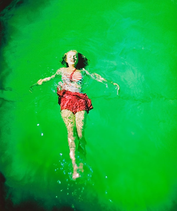 45. Плавающая в бассейне