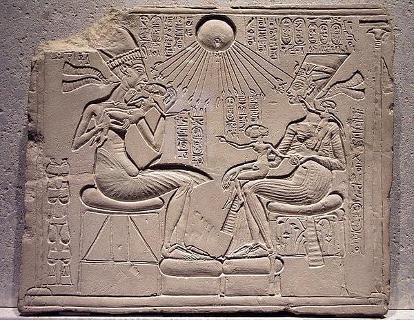 3. III. Amenhotep ve Kraliçe Tiye'nin oğlu Akhenaton, hükümdarlık döneminin başlarında IV. Amenhotep olarak bilinirdi.