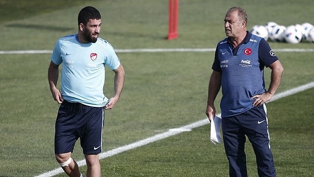 EURO 2016 öncesi bu primler, oyuncular arasında bölüştürülmüştü. Ancak bir tek Burak Yılmaz'a prim yatmadı. Burak, durumdan takım kaptanı Arda'ya bahsetti.