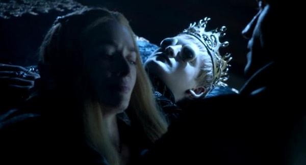 14. Jaime, Joffrey'nin cesedinin yanında Cersei'ye tecavüz ettiğinde.
