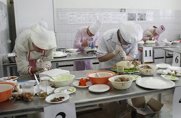 1. Нет, кондитер не ест сладкое на завтрак, обед и ужин - как правило, он, наоборот, мечтает о стейках и соленых огурчиках.