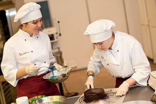 2. В среднем смена кондитера составляет 16 часов, как минимум 12 из которых он проводит на ногах.