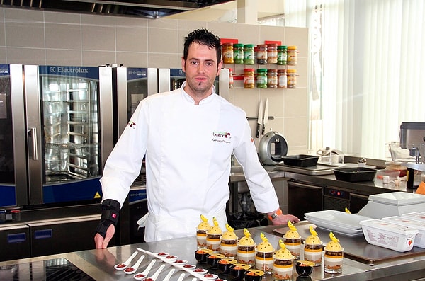 3. Да, мужчин-кондитеров, работающих в цеху, больше, чем женщин. Это действительно сложная профессия: помимо стальных нервов, кондитер также должен обладать и стальным здоровьем.