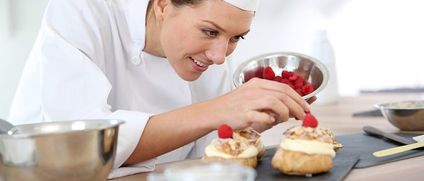 5. Нет, кондитер не всегда работает в перчатках. Есть такие виды продуктов, работа с которыми в перчатках категорически противопоказана. Например, карамель: если обжечься ею в перчатках, можно получить очень серьезные травмы.