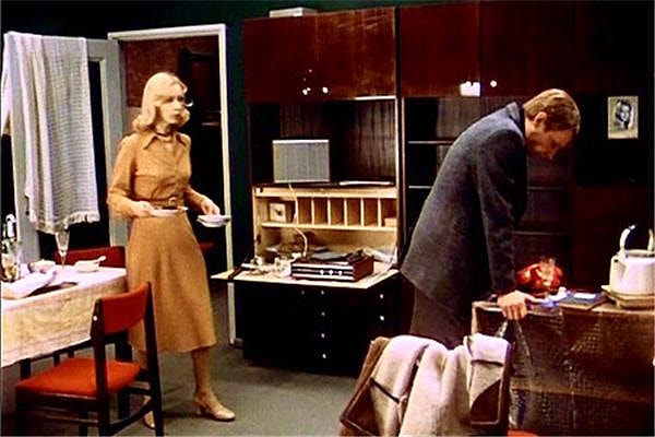 13. Одинаковая планировка, одинаковый гостиный гарнитур, обои без видимых различий