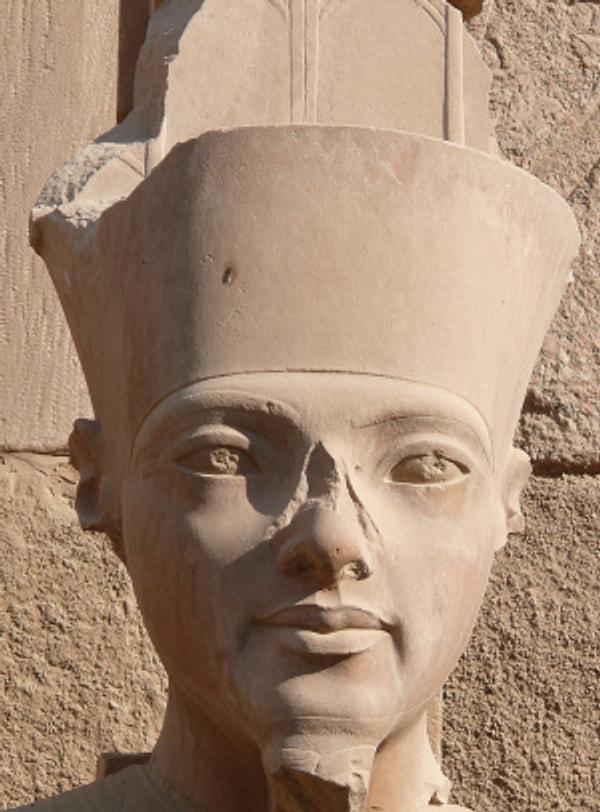 10. Akhenaton, saltanatının 5. yılından sonra Amon'un adını tüm eserlerden sildirmek için bir program başlattı.