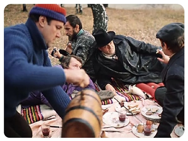 12. Однако Меньшов все-таки сыграл небольшую роль-камео в фильме: он был одним из друзей Гоши на пикнике.