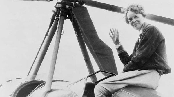 Amelia Earhart, 2 Temmuz 1937'de uçağıyla dünyayı dolaşmaya çalışırken ona eşlik eden Fred Noonan ile ortadan kayboldu.