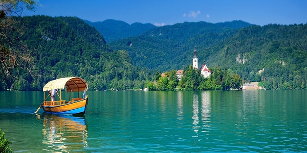 Bled'in tarihini bitirip güzelliklerine gelecek olursak, gölde tekne turlarına katılmanız ve muhteşem güzelliği su yolu ile keşfetmeniz de mümkün. Pletna adı verilen geleneksel ahşap teknelerle sıklıkla karşılaşacaksınız.