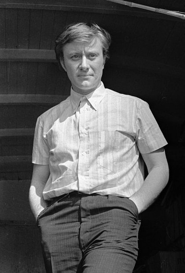 10. Андрей Миронов впервые напился уже в училище.