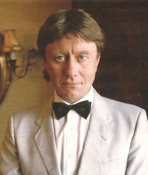 13. Несмотря на то, что вокруг Миронова всегда вились толпы женщин, он боялся отказов.