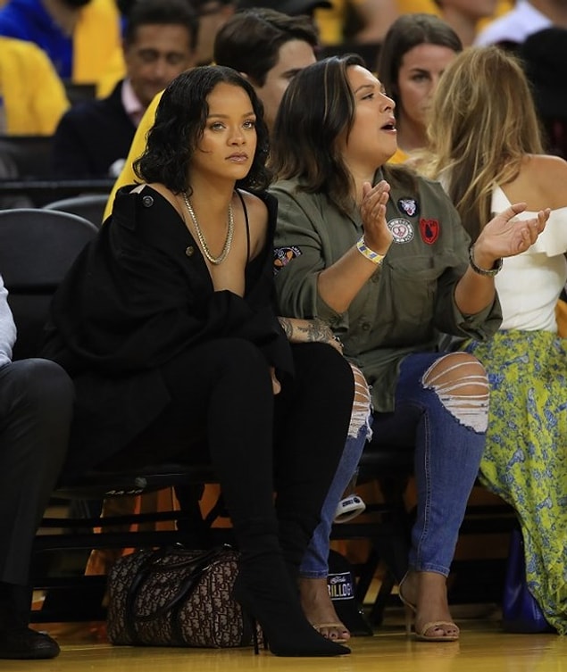 Geçtiğimiz hafta Barstool Sports adlı bir spor blogunun yazarlarından Chris Spagnuolo Rihanna hakkında bir yazı yazmış.