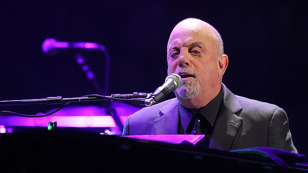 1. Sanatçı Billy Joel, konserlerinde en ön koltukların satışına müsade etmez, bu biletleri ucuz kategoriye gelen hayranlarına rastgele olarak dağıtırmış.