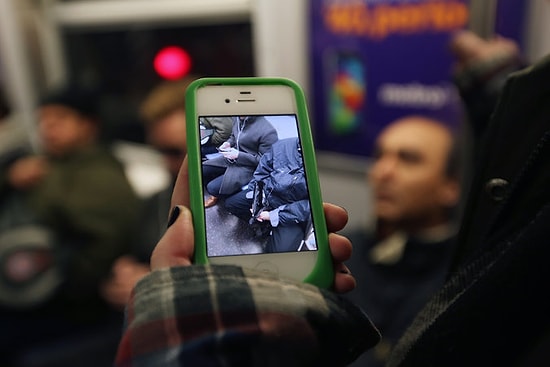 Kadınlar 'Yerimi İşgal Etme!' Dedi: Madrid'de Toplu Ulaşımda Erkeklere Bacak Açma Yasağı