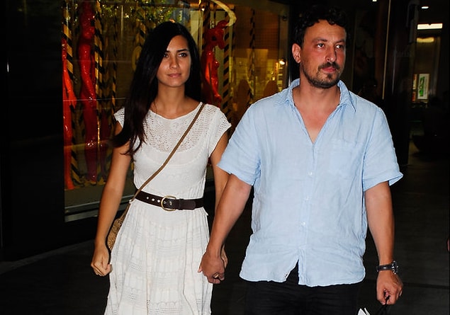 14. Uzun zamandır iddia boyutunda olan dedikoduların gerçek olduğu ortaya çıktı; Tuba Büyüküstün ve Onur Saylak, evliliklerini tek celsede bitirdiler.