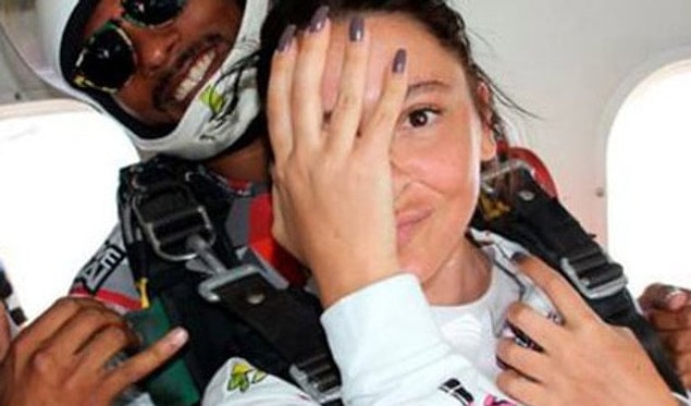 7. Hadise'nin bir dönem adının aşk dedikodularına karıştığı skydive eğitmeni Brandon Johnson, Hadise ile birlikte çektikleri fotoğrafı "Kalbimin Sahibi" notuyla sosyal medya hesabından paylaştı.