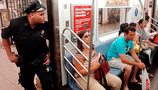 Почему мужчинам запретили раздвигать ноги в общественном транспорте Мадрида?