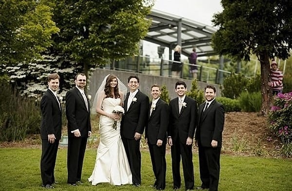 6. Очень не хочется думать, что парень за деревом - бывший невесты